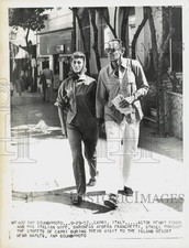1957 Press Photo Actor Henry Fonda & Wife Afdera Franchetti Visit Capri, Italy picture