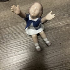 B&G Bing and Grondahl 2324 Come to Mum Up To Mom Girl Raised Arms Figurine EXC picture