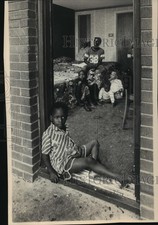 1988 Press Photo Deborah McKnight and Children, Connecticut Welfare - mja67668 picture