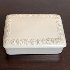 Vtg Wedgwood Etruria Barlaston Embossed Queen’s Ware Trinket Box White Cream EUC picture