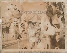 1970 Press Photo A woman & a child look at balloons at FL City Dade County fair picture