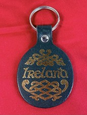 Vtg Ireland Emerald Green Leather Souvenir Keychain Celtic Knot Key Ring New picture