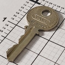 YALE & TOWNE # 15165 Original Factory Key aka: Locksmith Advertising Key Vintage picture