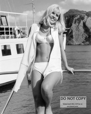 ACTRESS JULIE CHRISTIE PIN UP - 8X10 PUBLICITY PHOTO (EE-481) picture