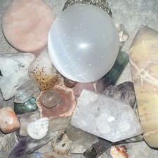 25+ piece mix lot of small to medium sized crystals picture