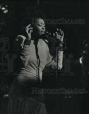 1987 Press Photo Anita Baker sang jazzy ballads at the Riverside - mjp01229 picture