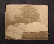 Post Mortem photo of a newborn baby - 1907 - identified picture