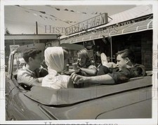 1960 Press Photo Four young friends at a drive-in restaurant. - lry10521 picture