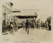 1918 Press Photo American Troops in France Watch German Prisoners Carry Wounded picture