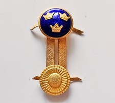 VINTAGE MILITARY SWEDEN ARMY OFFICER CAP BADGE GOLD ENAMEL THREE CROWNS COCKADE picture