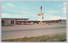 Vintage THE New Town House Motel Crescent City CA Postcard Plastichrome picture