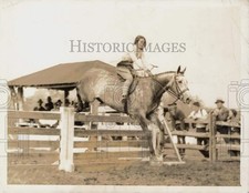 1945 Press Photo Mrs. John Hay Whitney Riding Horse in Washington, D.C. picture