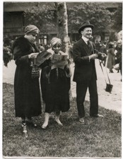 c.1920's PRESS PHOTO - FASHIONS AT PARIS RACE MEETING picture