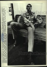 1969 Press Photo Washington - Rick Barry Talks to Newsmen About His Injured Knee picture