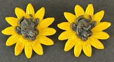 VINTAGE 1960s BORDEN ELSIE THE COW ADVERTISING PINS W/ YELLOW DAISY FLOWER SET/2 picture