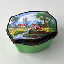 Antique 18thC South Staffordshire Enamel Patch Box Bilston Green Snuff Trinket picture