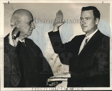 1967 Press Photo Judge S. Sanford Levy Administers Oath to James E. Glancey Jr. picture
