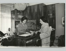 Front Desk Worker Checks Woman Into HOTEL. 1950s Press Photo PIX picture