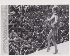 1964 Press Photo Leggy USO Actress Janis Paige Performs for US Troops in Vietnam picture