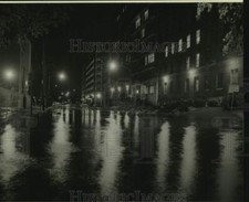 1983 Press Photo Night view of flooded Magnolia Street in New Orleans picture
