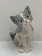 Lladro 5113 Feed Me Porcelain Figurine Cat 5 1/4 in picture