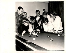LD287 1967 Original Photo TEENAGE CENTER GROUP Shooting Pool Billiards Game Fun picture