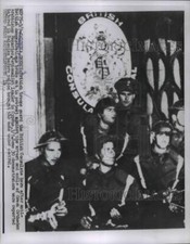 1956 Press Photo Salonika Greece troops guard British Consulate from anti Brits picture
