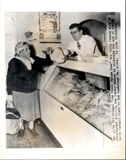 LD287 Wire Photo STEEL STRIKE OVER Housewife Buying Turkey Dinner Butcher Shop picture