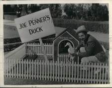 1939 Press Photo Joe Penner with his famous duck in Birmingham, Ala. - lrx84797 picture