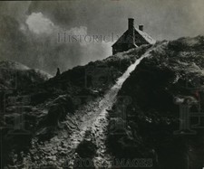 1930 Press Photo Alfred T Roberts at Cottage on the Hill picture