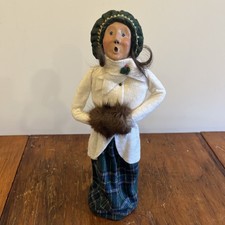 1989 BYERS CHOICE CHRISTMAS CAROLER Woman Brown Hair, Green Plaid White Coat picture