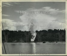 1944 Press Photo smoke rises from Biak Island from U.S. destroyer bombardment picture
