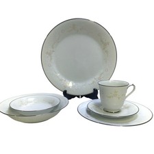 Noritake #2752 Retired 1976-1987 'Temptation' Japan 6-Piece Place Setting picture