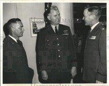 1964 Press Photo Thomas Evans meets officers at Defense Subsistence Center picture