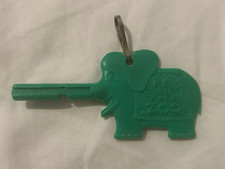 🐘Vintage PHILADELPHIA ZOO ELEPHANT KEY  Green Plastic Trunky picture