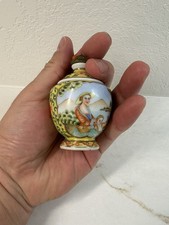 Chinese Porcelain Revolving Snuff Bottle, Qianlong Mark, 粉彩乾隆年制款黃地西洋人物開窗轉心鼻煙壺 picture