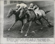 1956 Press Photo Robert Ussery on Switch On wins vs Outcast, Sea O Erin in Fla picture