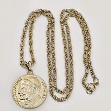 Vintage Pope John Paul II Catholic Czestochowa Modonna Medal Necklace Gold Tone picture