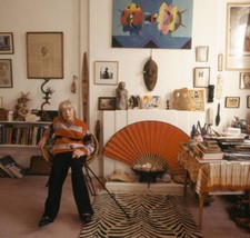 Argentine British artist Eileen Agar at home with her paintings ha - Old Photo 4 picture