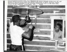 Muhammad Ali SPIES ON Floyd Patterson Vintage 1972 press UPI 8x10 photo picture