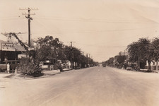 1930 Press Photo Street Car Traffic & Businesses on Main Street in Boerne, Texas picture