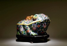 Chinese Porcelain Frog Shaped Container picture