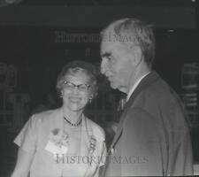 1956 Press Photo Former Milwaukee Mayor Daniel Hoan speaking with Edna Bowen picture