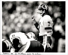LD432 1984 Orig Morgan Ong Photo JOE THEISMANN WASHINGTON REDSKINS QB CHECKS DEF picture