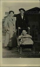 1923 Press Photo Boxer Johnny Kilbane with wife & daughter out for a stroll picture