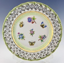 🦋 MINT HEREND Queen Victoria Green Border 8.75” Reticulated Plate picture