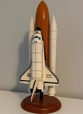 NASA Space Shuttle Orbiter Discovery on Wood Desk Top Display 1/200 picture