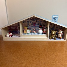 Vtg Enesco Christmas Shadow Box Display With Bear & Various Christmas Trinkets picture