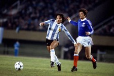 Argentina Daniel Valencia gets away from France Henri Michel 1978 Old Photo 1 picture