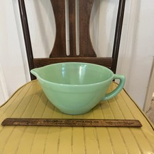 VINTAGE – FIRE-KING OVEN WARE JADEITE BATTER MIXING BOWL WITH POUR SPOUT Hocking picture